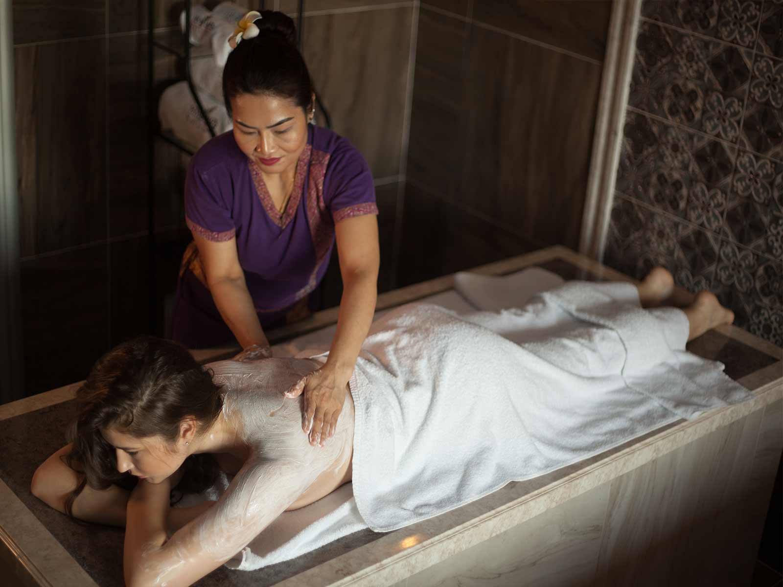 Массаж-терапевт сексуалды бейнеге алданып қалды Массаж-терапевт сексуалды бейнеге алданып қалды